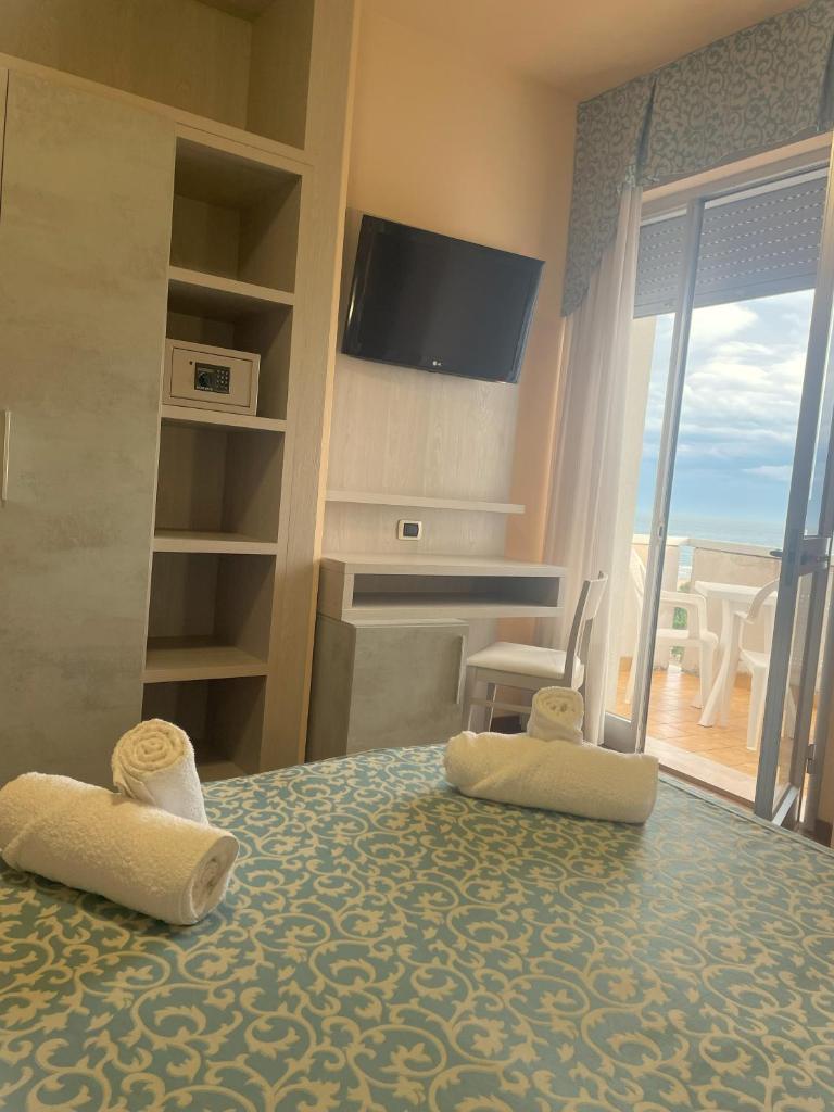 une chambre avec un lit avec vue sur l'océan dans l'établissement Hotel Costa Verde, à Tortoreto Lido