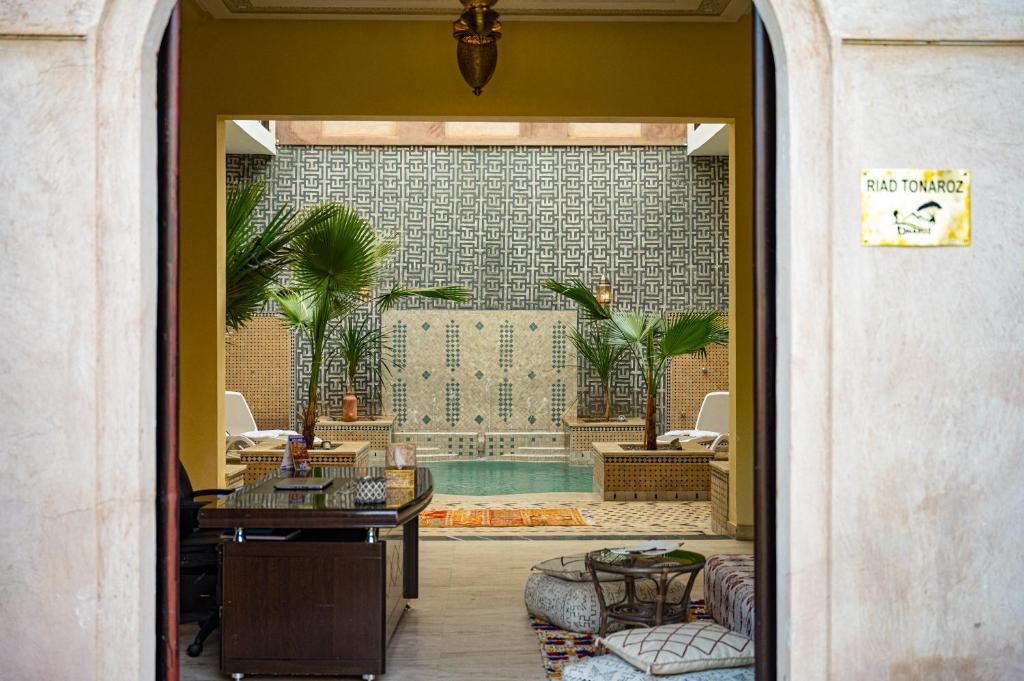 Cette chambre dispose d'une piscine, d'une table et de chaises. dans l'établissement Riad Tonaroz, à Marrakech