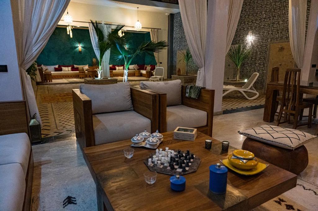 un salon avec un canapé et une table dans l'établissement Riad Tonaroz, à Marrakech