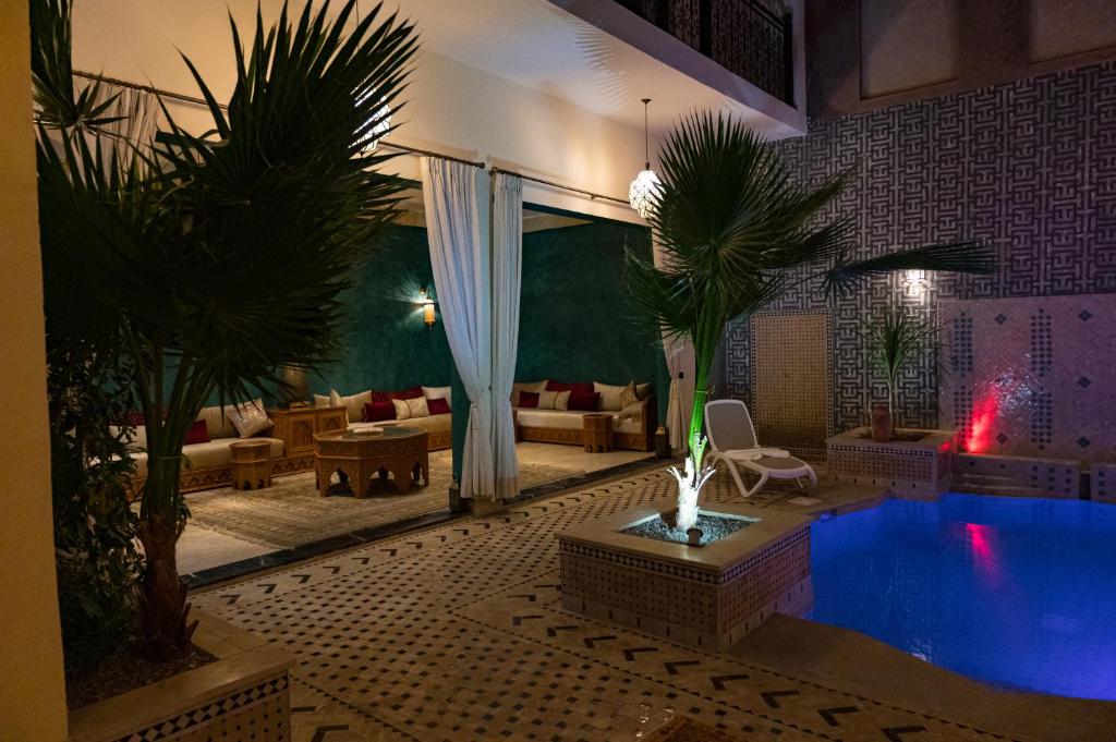 un salon avec une piscine et un salon avec dans l'établissement Riad Tonaroz, à Marrakech
