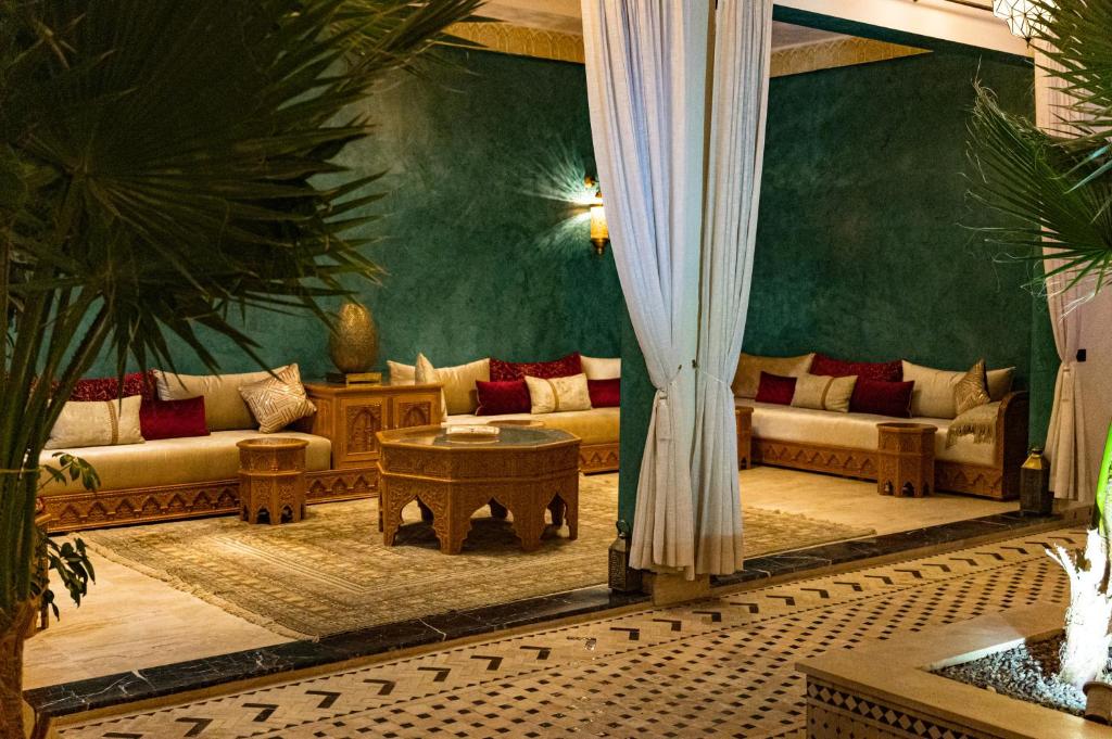 un salon avec des canapés et une table dans l'établissement Riad Tonaroz, à Marrakech 37 autres photos