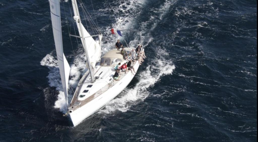 - un voilier blanc dans l'eau dans l'établissement Sailboat Beneteau Cannes, à Cannes 3 autres photos