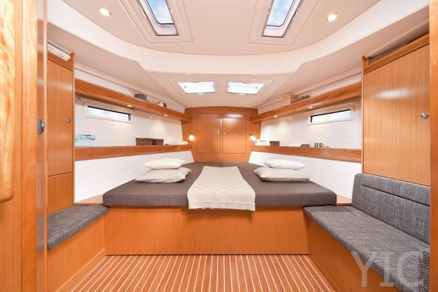 - une chambre dans un bateau avec 2 lits dans l'établissement Sailboat Beneteau Cannes, à Cannes