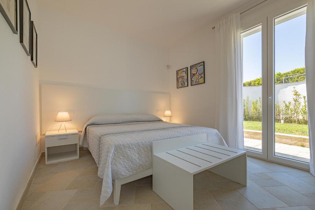 une chambre blanche avec un lit et une fenêtre dans l'établissement Villa Arca - RivedelSalento, à Otrante 29 autres photos