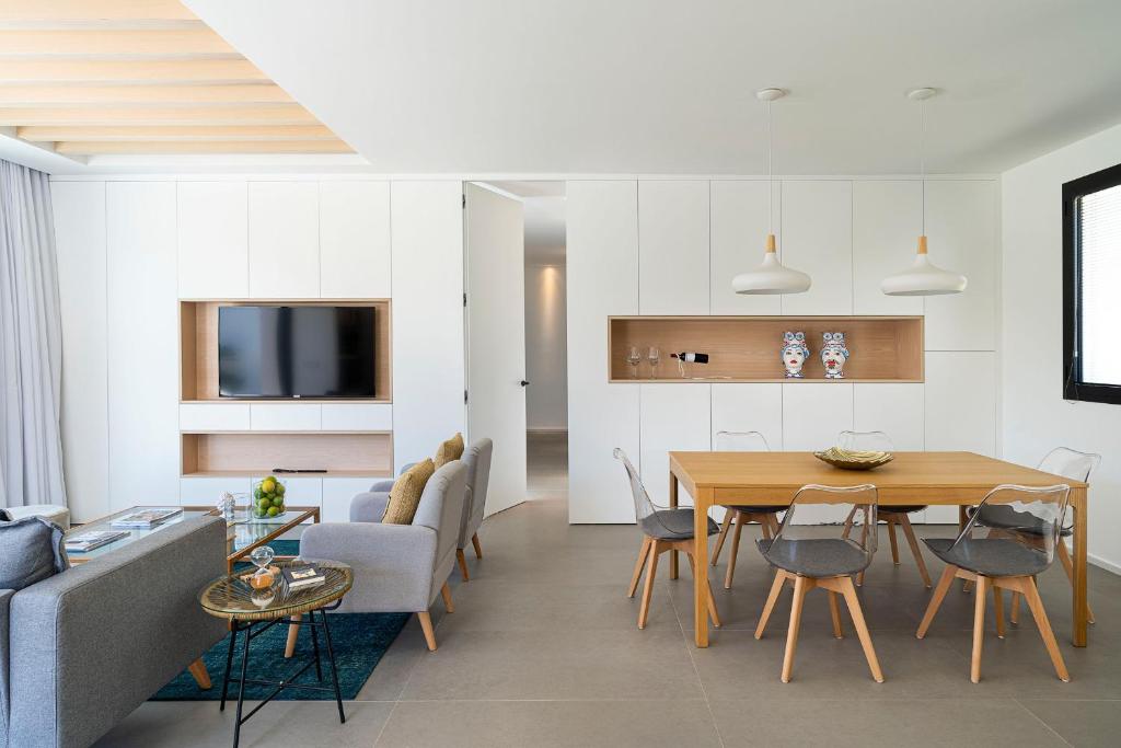 une salle à manger et un salon avec une table et des chaises dans l'établissement Villa Bonita, à Syracuse
