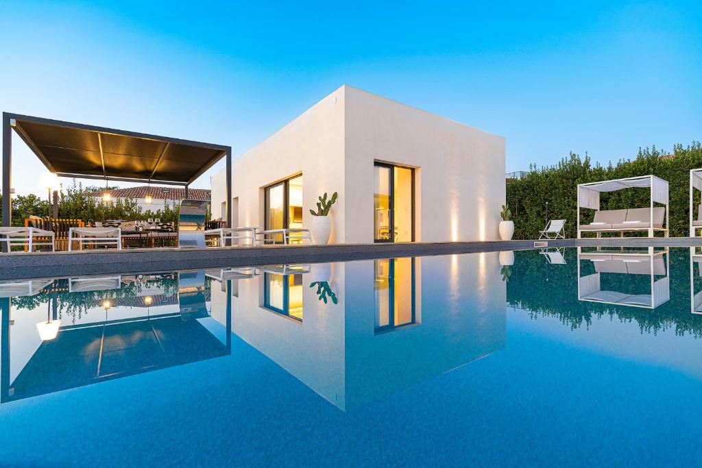 une maison avec une piscine devant dans l'établissement Villa Bonita, à Syracuse 56 autres photos
