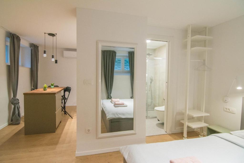 Rooms without kitchen and Studio Apartment ROMIRU 4