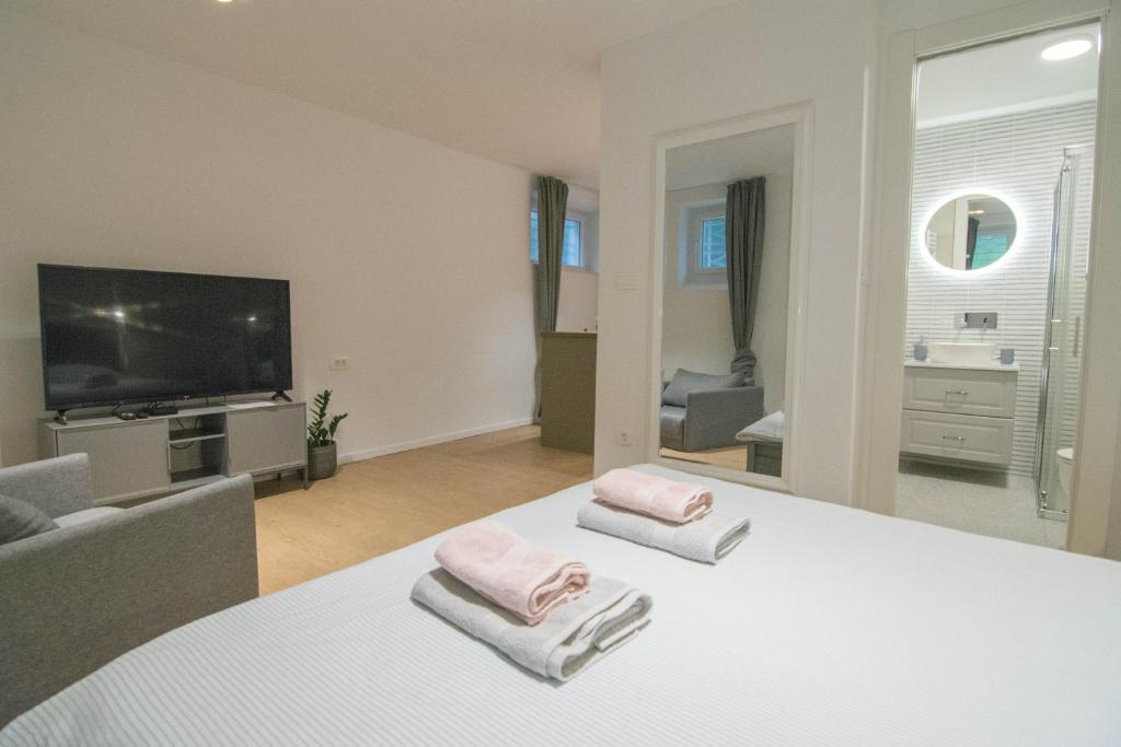 Rooms without kitchen and Studio Apartment ROMIRU 2
