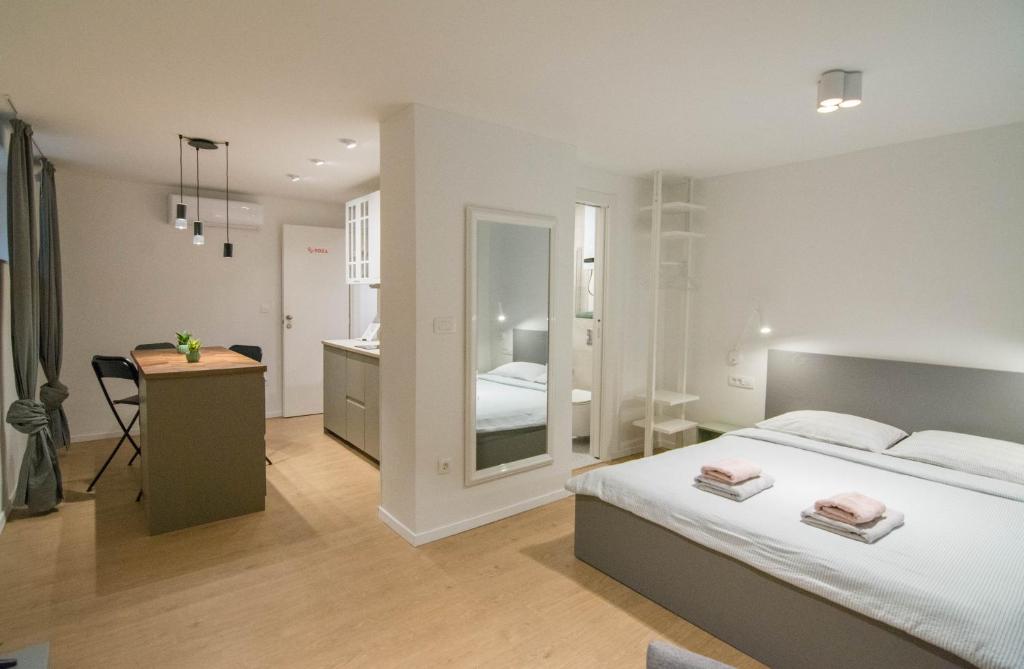 Rooms without kitchen and Studio Apartment ROMIRU 3