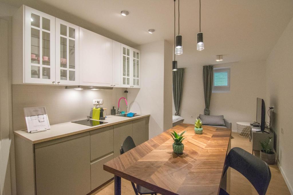 Rooms without kitchen and Studio Apartment ROMIRU 1