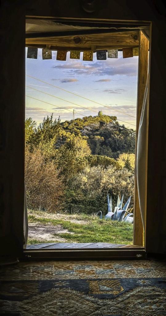 - une fenêtre dans une pièce avec vue sur une sculpture dans l'établissement La yourte kirghize, à Alès 2 autres photos