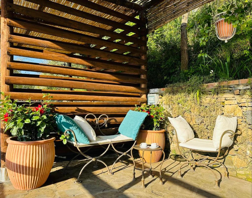 d'une terrasse avec 2 chaises et une pergola en bois. dans l'établissement Casa Paloma Private Villa, à Cicerale