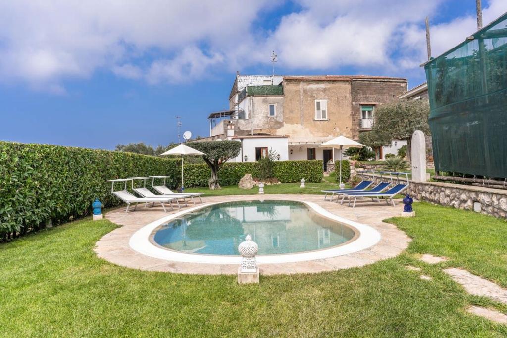 une piscine dans la cour d'une maison dans l'établissement Villa Mimosa Rustic Elegance Views & Pool, à Massa Lubrense