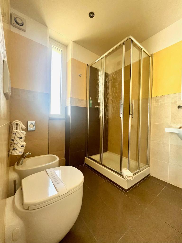 une salle de bain avec toilettes et douche dans l'établissement Hotel Stella Marina, à San Vincenzo 25 autres photos