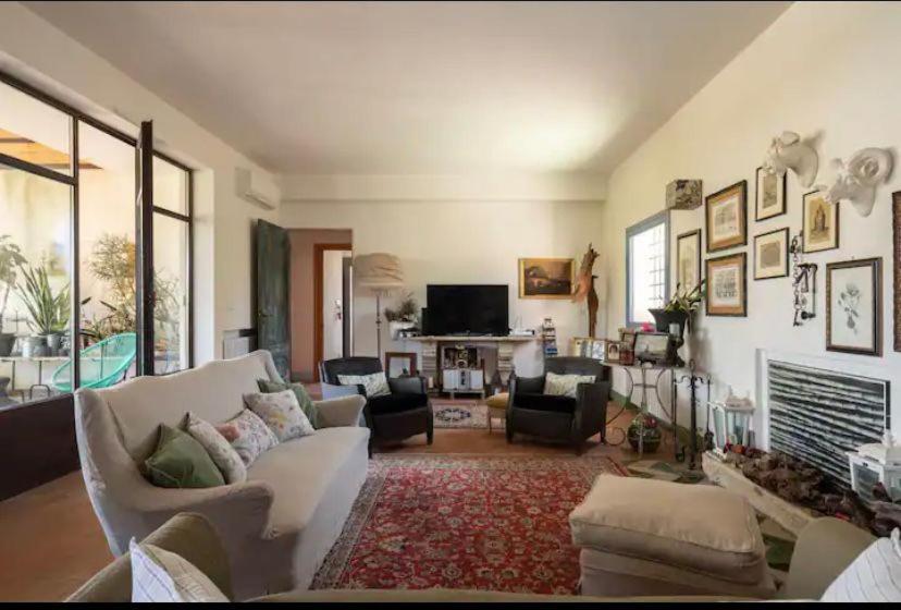 un salon avec un canapé blanc et une cheminée dans l'établissement VILLA AZUL, à Castellammare del Golfo