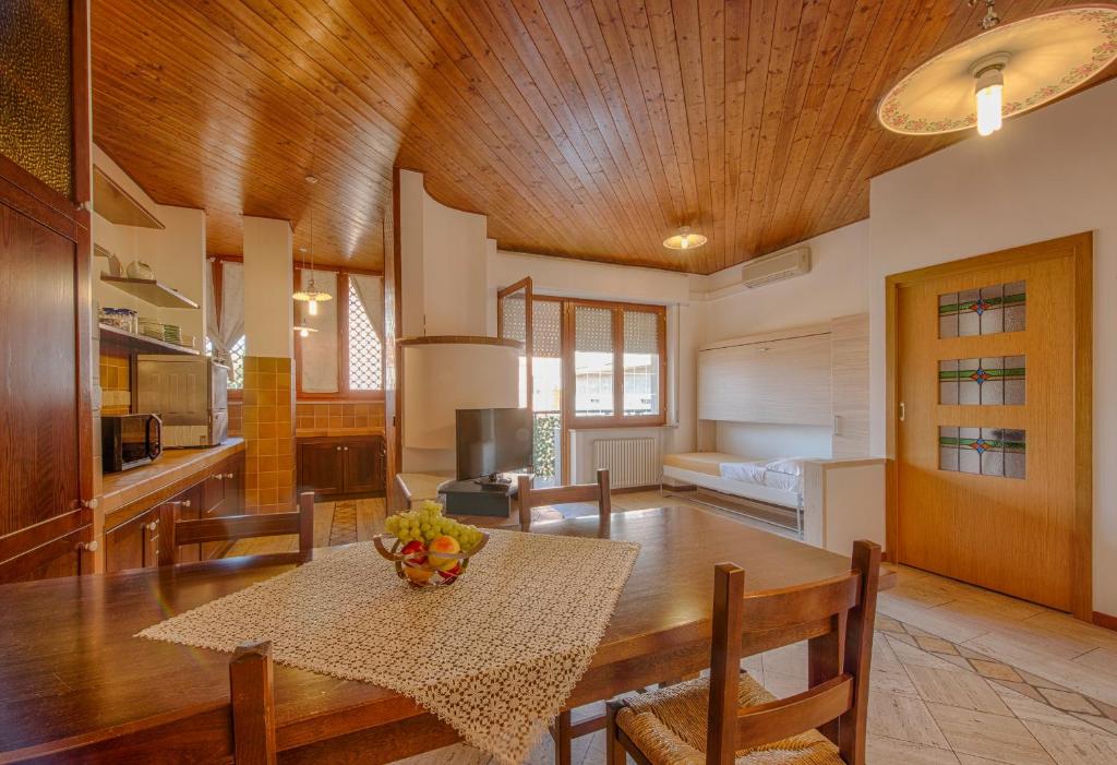 une cuisine et une salle à manger avec un plafond en bois dans l'établissement Residence Palazzo Gasparroni, à Tortoreto Lido