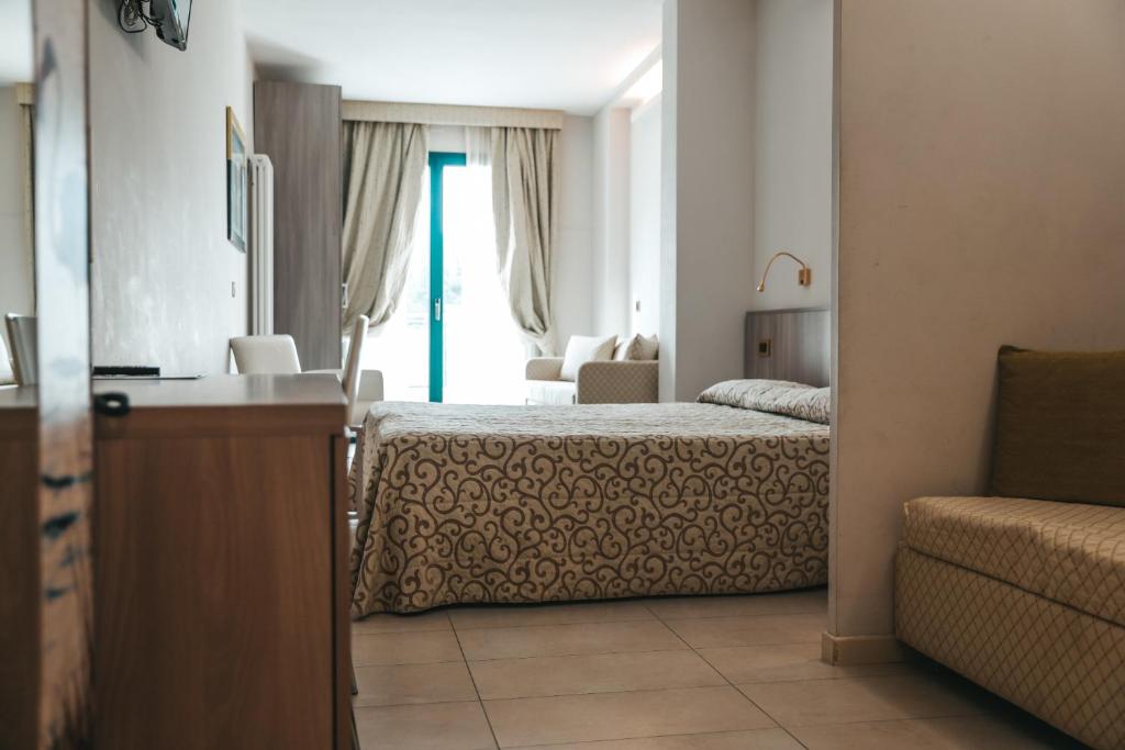 une chambre d'hôtel avec un lit et une fenêtre dans l'établissement Hotel Dante Family Spa Resort, à Cervia