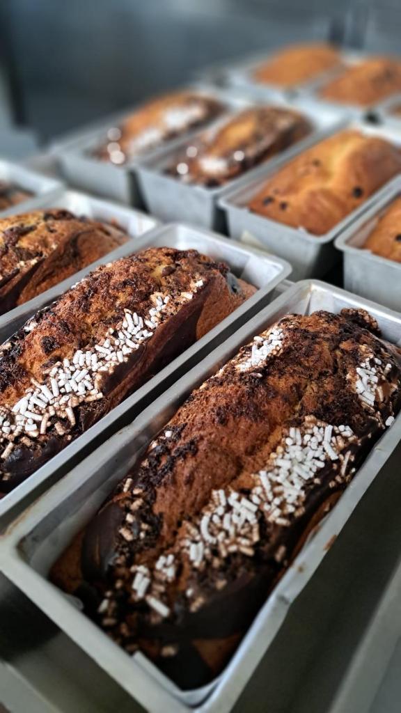 - un plateau de muffins au chocolat et d'autres viennoiseries dans l'établissement Hotel Napoleon, à Riccione