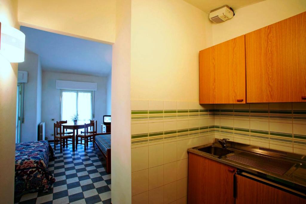 une cuisine avec un évier et une salle à manger dans l'établissement Rta Airone, à Orbetello 12 autres photos
