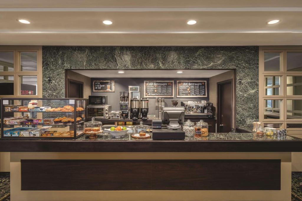 LaGuardia Plaza Hotel Image