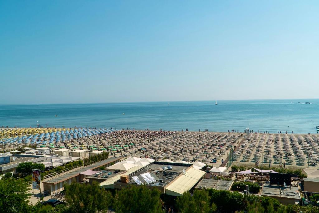 une plage avec beaucoup de monde et l'océan dans l'établissement Brasil Seaview Hotel, à Milano Marittima