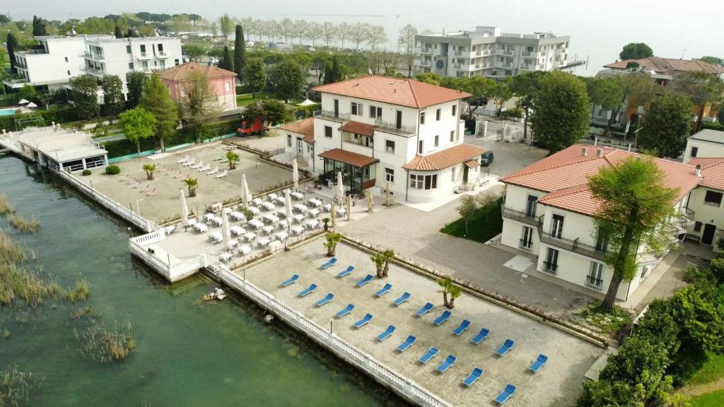 - une vue aérienne sur un complexe avec un port de plaisance dans l'établissement Hotel Villa Trieste, à Sirmione