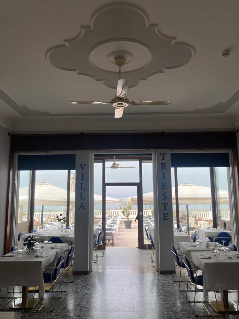 une salle à manger avec tables et chaises et un plafond dans l'établissement Hotel Villa Trieste, à Sirmione