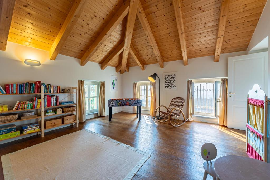 un salon avec plafonds en bois et parquet dans l'établissement Casa Rita, Charming House with pool, Asti, à Asti