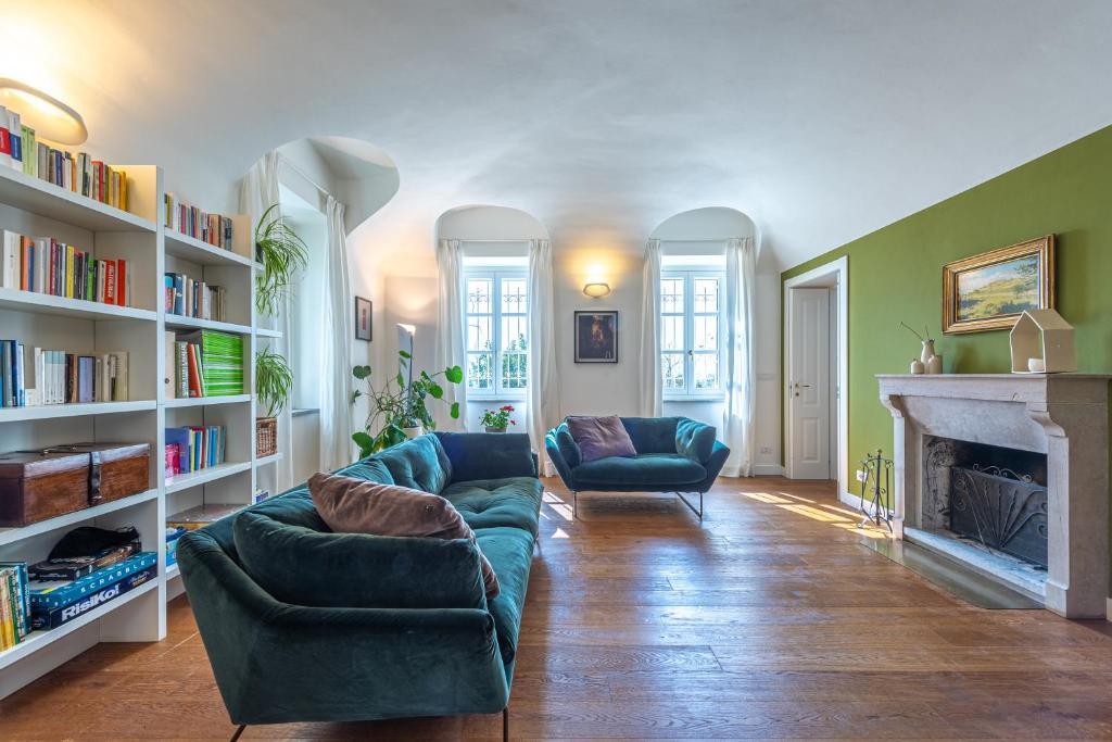 un salon avec un canapé et une cheminée dans l'établissement Casa Rita, Charming House with pool, Asti, à Asti
