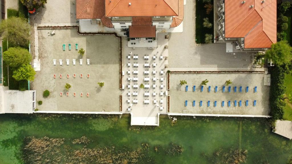 une vue aérienne d'un bâtiment avec une piscine dans l'établissement Hotel Villa Trieste, à Sirmione