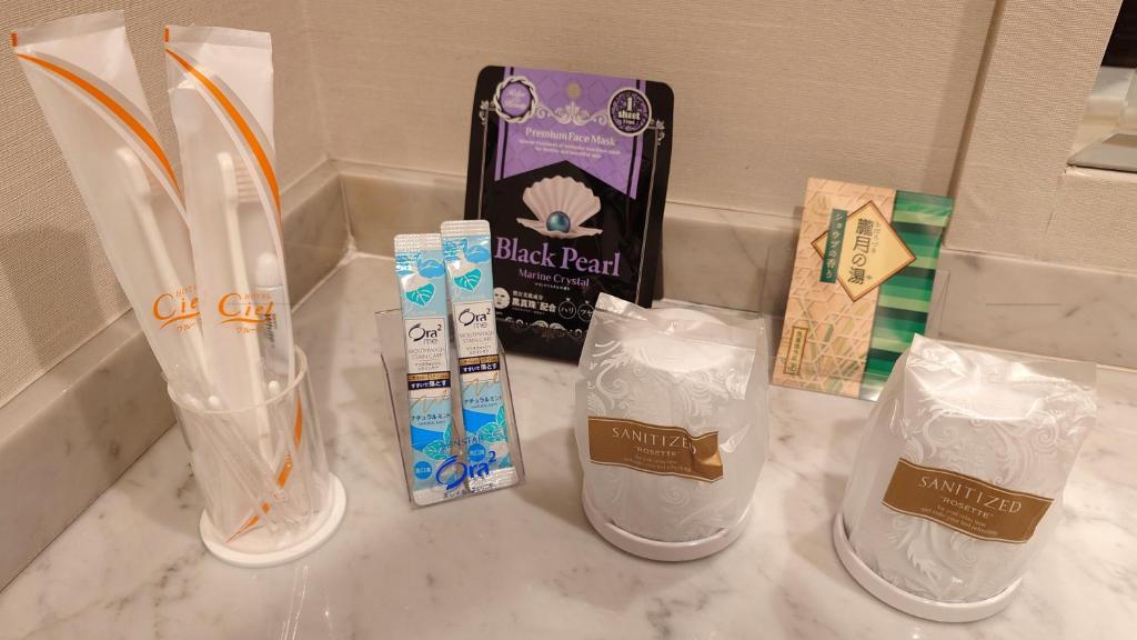 un groupe de quatre vases en plastique assis sur un comptoir dans l'établissement ホテルあかり 沼津インター - レジャーホテル -, à Numazu