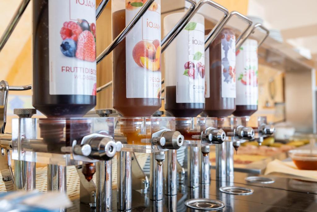 une rangée de bouteilles de vin assises au-dessus d'un comptoir dans l'établissement HOTEL SOLE, à San Menaio