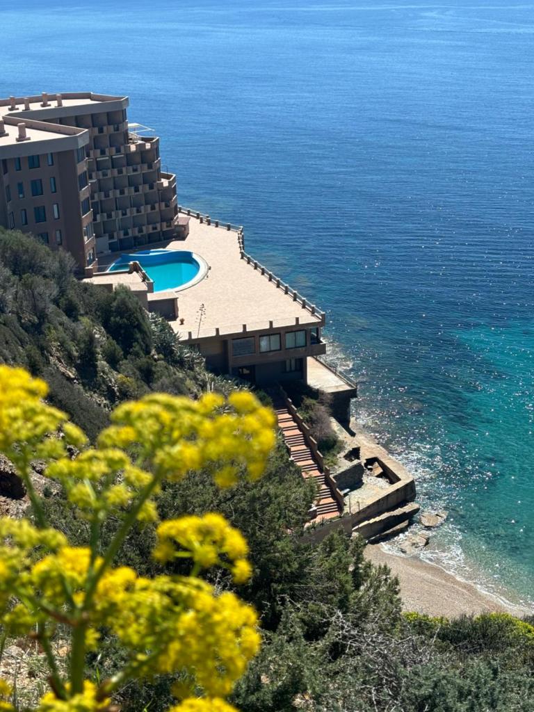 - un bâtiment sur une colline à côté de l'océan dans l'établissement Casa faith, à Campionna