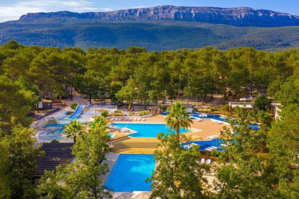 une vue aérienne d'une piscine dans un complexe hôtelier dans l'établissement MOBILHOME PREMIUM 3CH 6PERS, à Nans-les-Pins