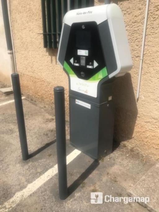 un compteur de stationnement situé sur le côté d'un bâtiment dans l'établissement MOBILHOME PREMIUM 3CH 6PERS, à Nans-les-Pins