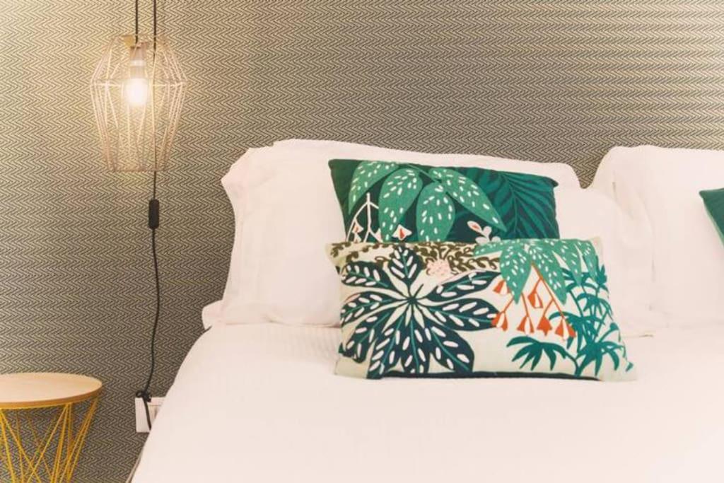 - un lit avec des oreillers blancs et une lampe à côté dans l'établissement Villa delle Sterlizie con piscina e jacuzzi by Le Dhome Sicily, à Partinico