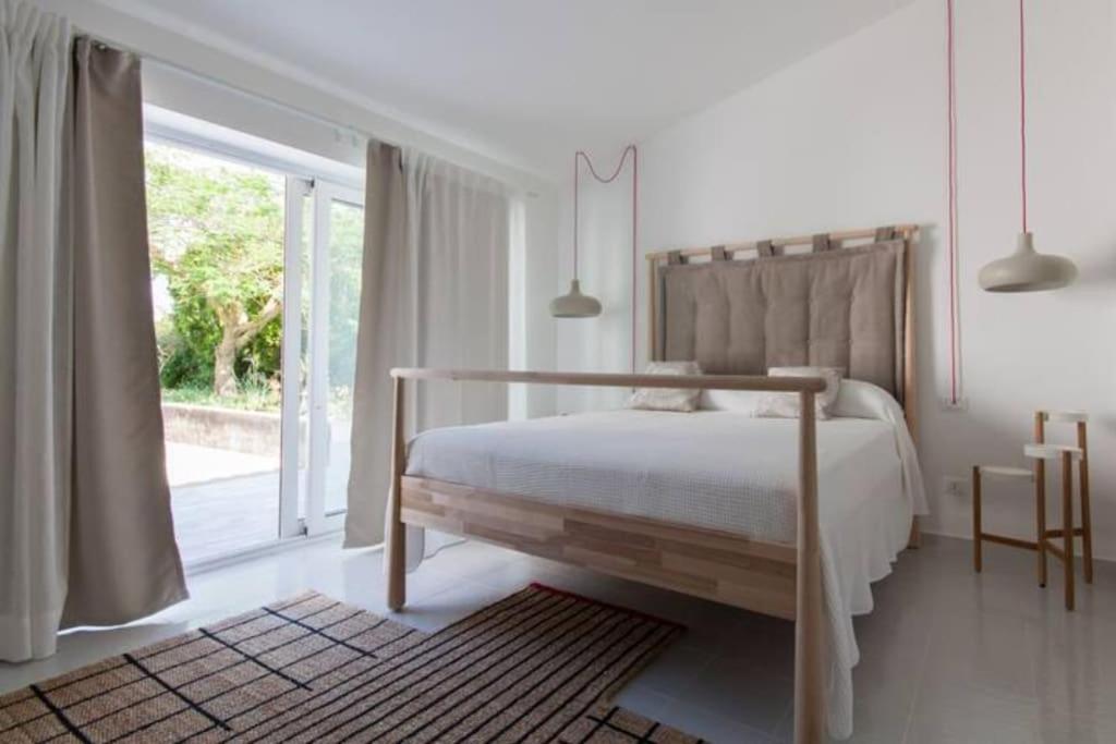 une chambre blanche avec un lit et une fenêtre dans l'établissement Villa delle Sterlizie con piscina e jacuzzi by Le Dhome Sicily, à Partinico 76 autres photos