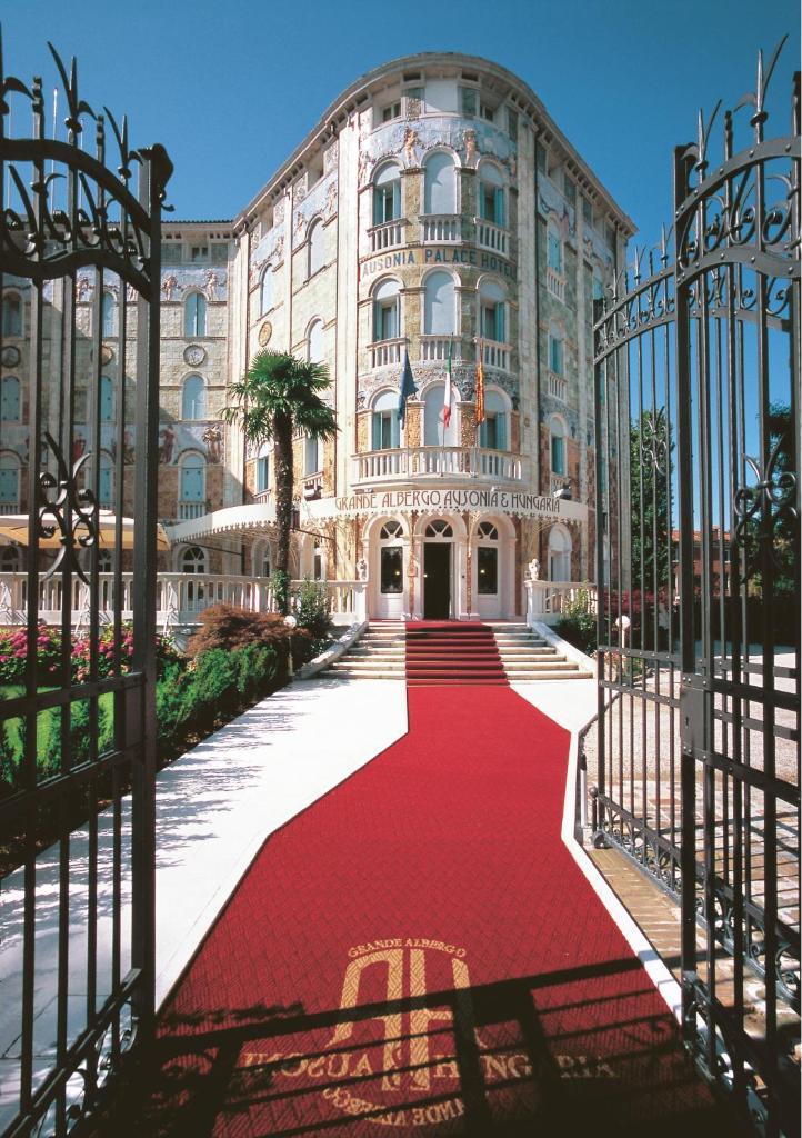 un tapis rouge devant un bâtiment dans l'établissement Ausonia Hungaria Wellness & Lifestyle, sur le Lido de Venise