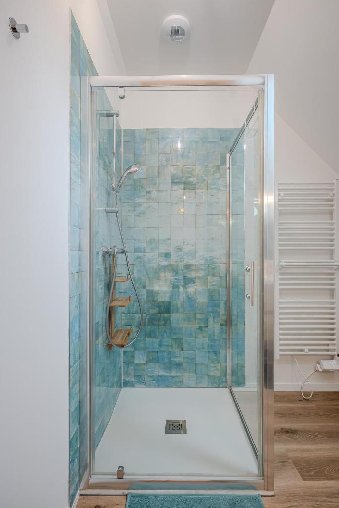 une douche avec une porte vitrée dans une salle de bain dans l'établissement Une petite vue sur le Paradis, à Orbey 37 autres photos