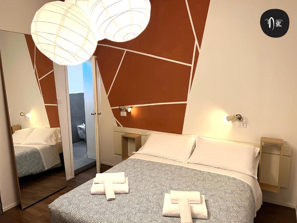 - une chambre avec un lit avec deux croix dans l'établissement Hotel Nizza Creative Hotel, à Rimini