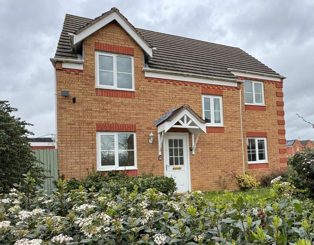 Amazing 5 Bedrooms - 10 Beds Detached House in Bedford 1