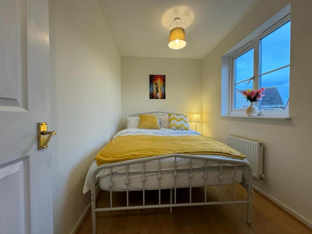 Amazing 5 Bedrooms - 10 Beds Detached House in Bedford 7