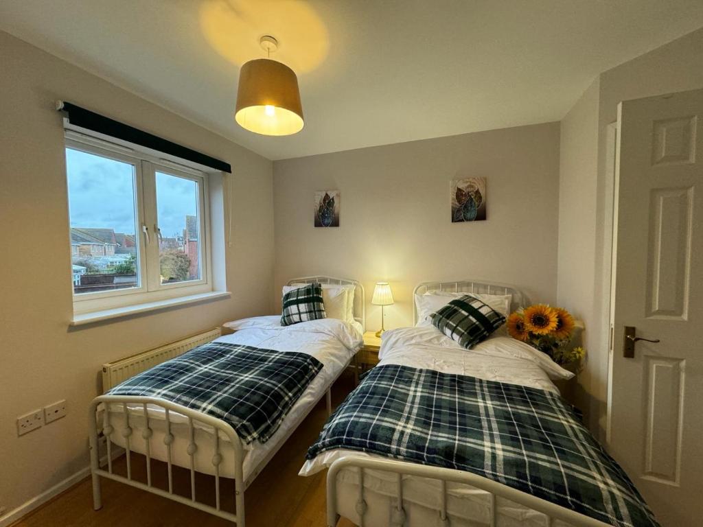 Amazing 5 Bedrooms - 10 Beds Detached House in Bedford 2