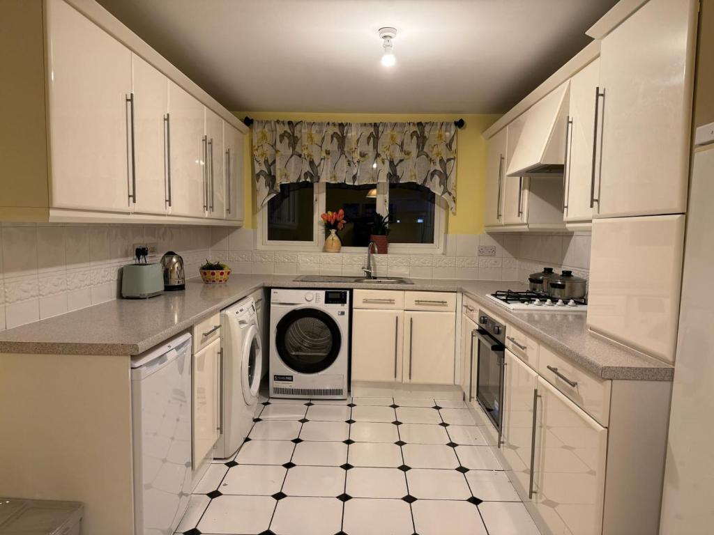 Amazing 5 Bedrooms - 10 Beds Detached House in Bedford 4