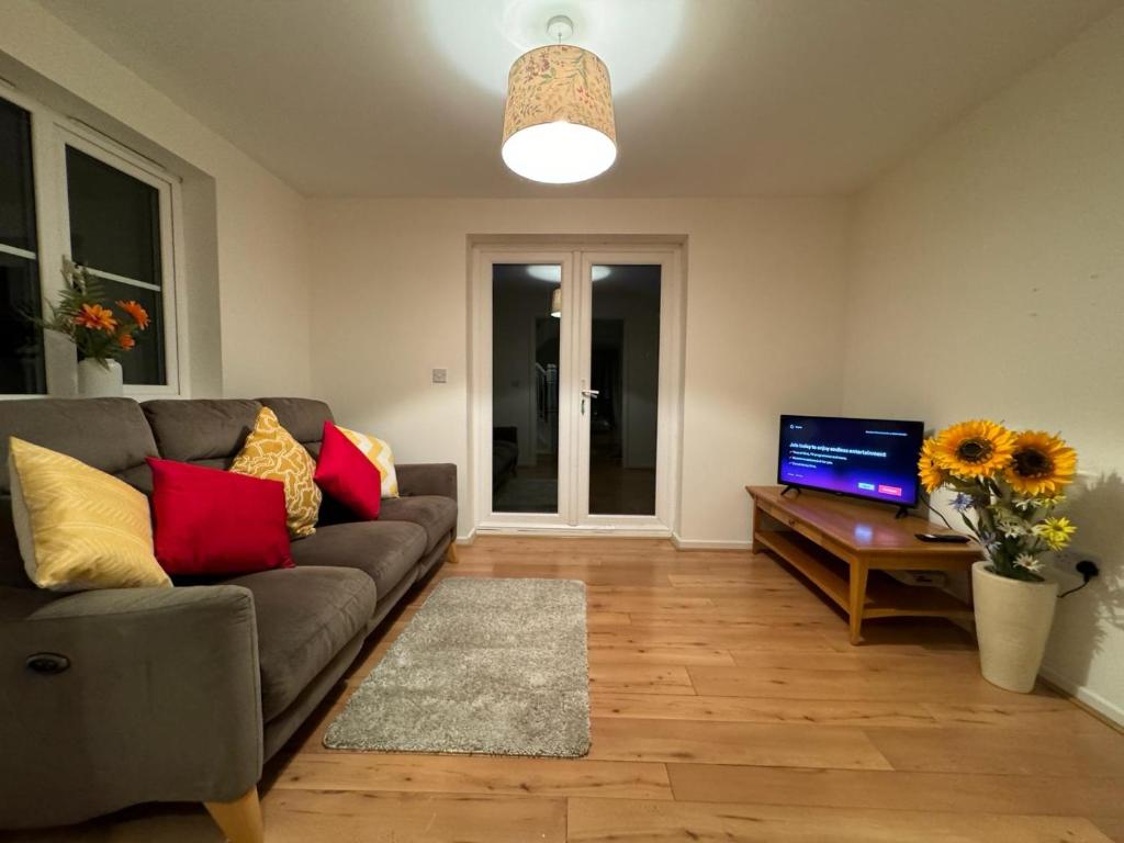 Amazing 5 Bedrooms - 10 Beds Detached House in Bedford 5
