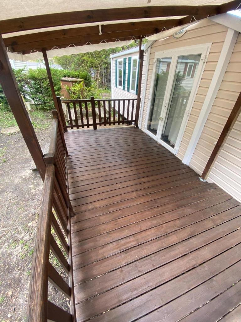 - une terrasse en bois sur le côté d'une maison dans l'établissement L'Odyssée, à Aureilhan 10 autres photos