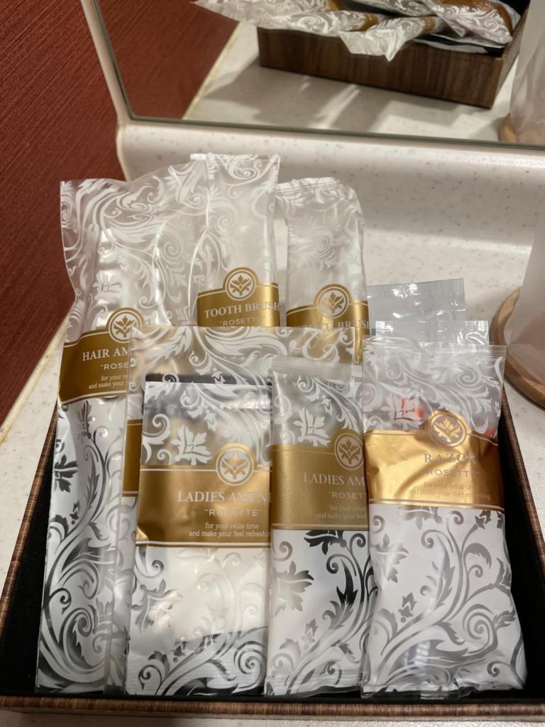 un groupe de colis dans un tiroir d'un réfrigérateur dans l'établissement Hotel 4Season, à Miyazaki