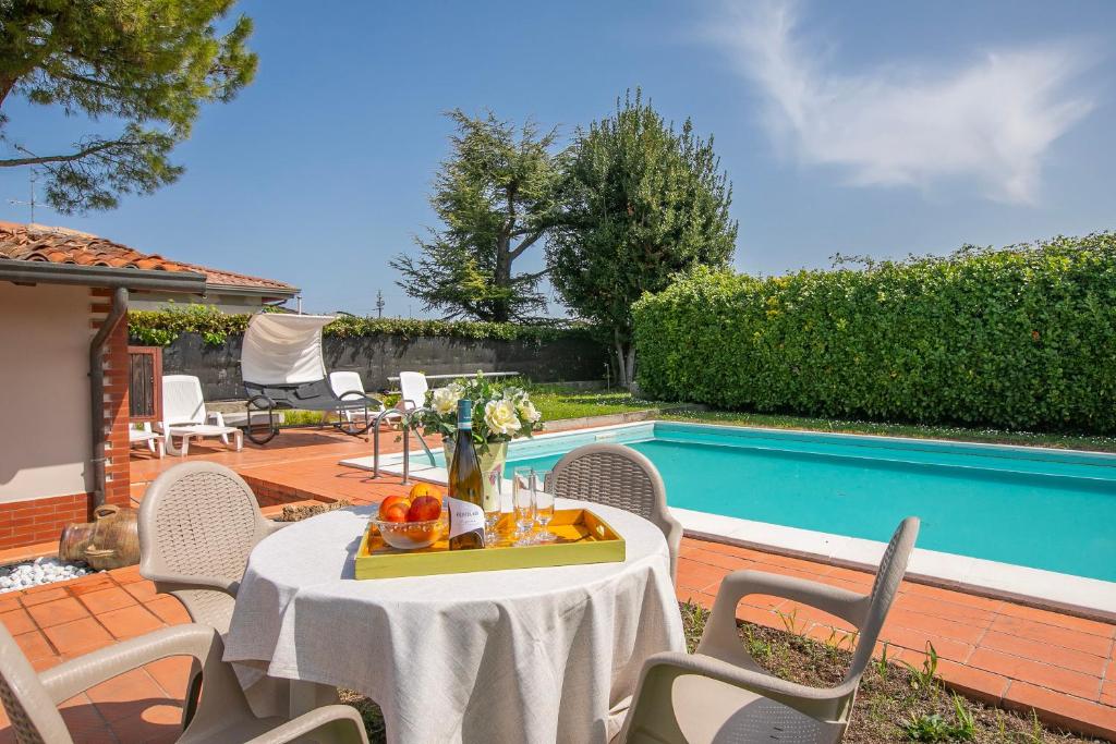 - une table avec des fruits à côté de la piscine dans l'établissement Villa Oasi With Private Pool - Happy Rentals, à Sirmione