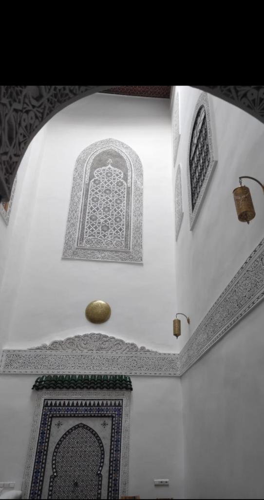un bâtiment avec une fenêtre en haut dans l'établissement Riad Averroès, à Fès