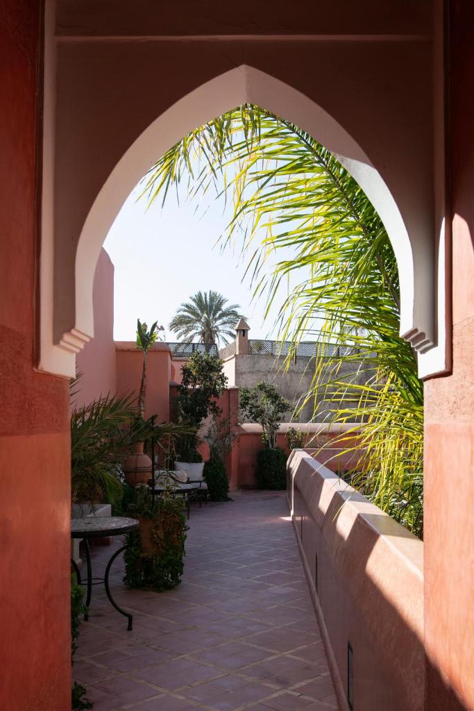 une arche dans un bâtiment avec terrasse dans l'établissement Riad Alili, à Marrakech